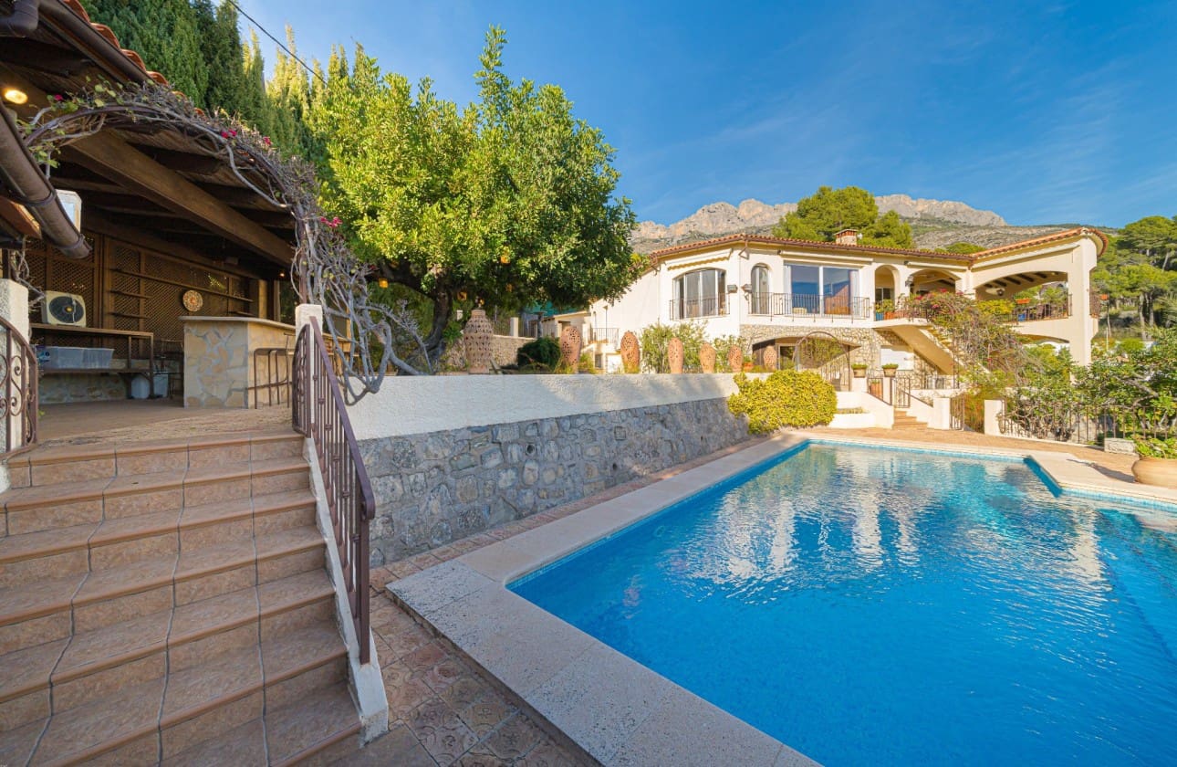 5 bedroom Villa for sale in Altea with pool - € 1,375,000 (Ref: 8841783)