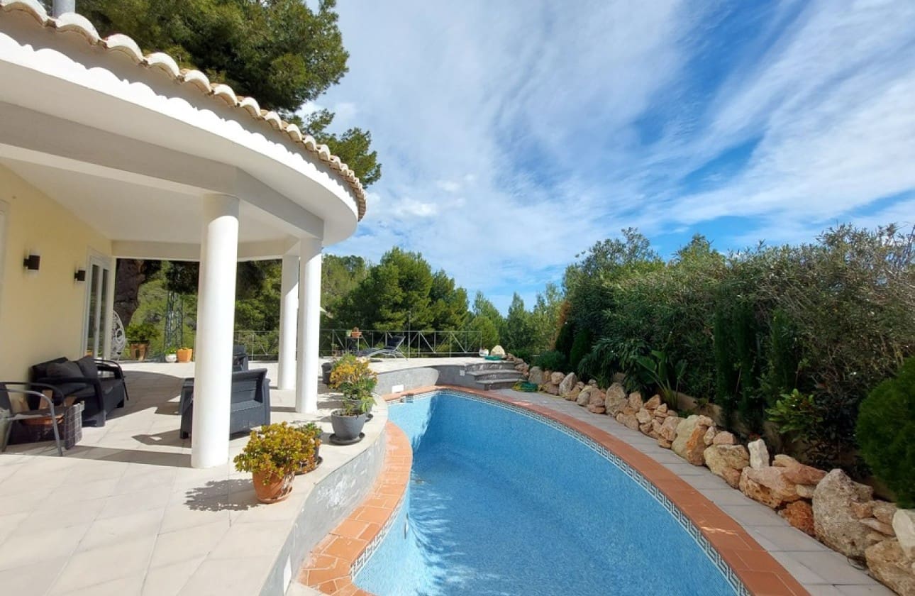 4 bedroom Villa for sale in Altea with pool - € 525,000 (Ref: 8841791)
