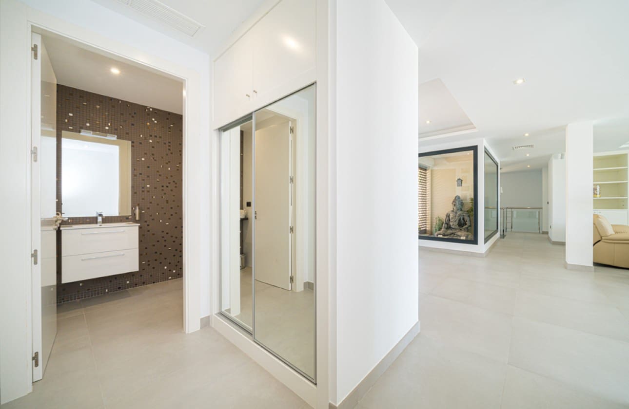 6 bedroom Villa for sale in Altea with pool - € 3,500,000 (Ref: 8841792)