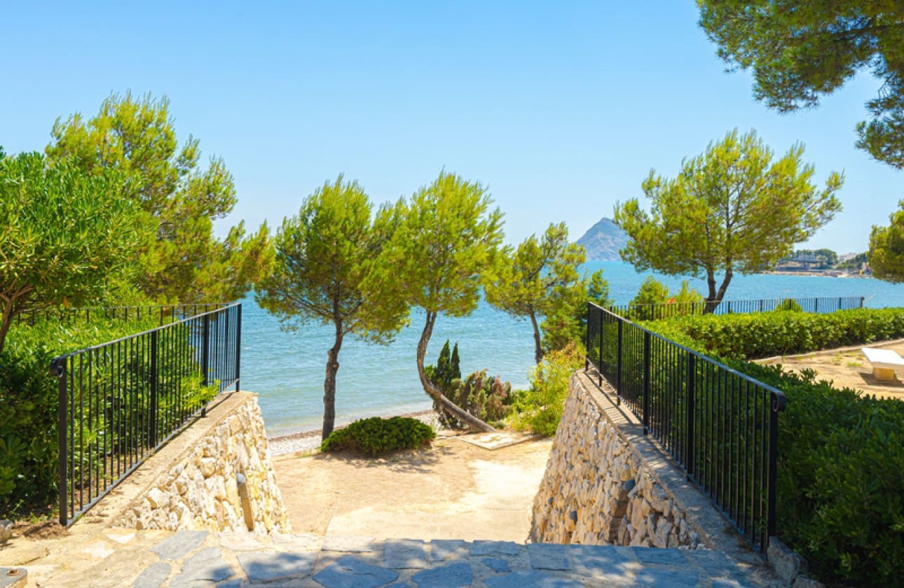 2 soveværelse Strandlejlighed til salg i Altea med swimmingpool garage - € 650.000 (Ref: 9216923)