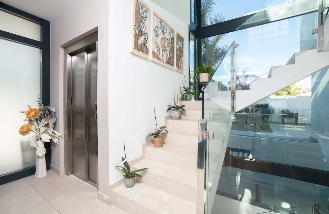 4 bedroom Villa for sale in Albir with pool garage - € 1,675,000 (Ref: 9441121)