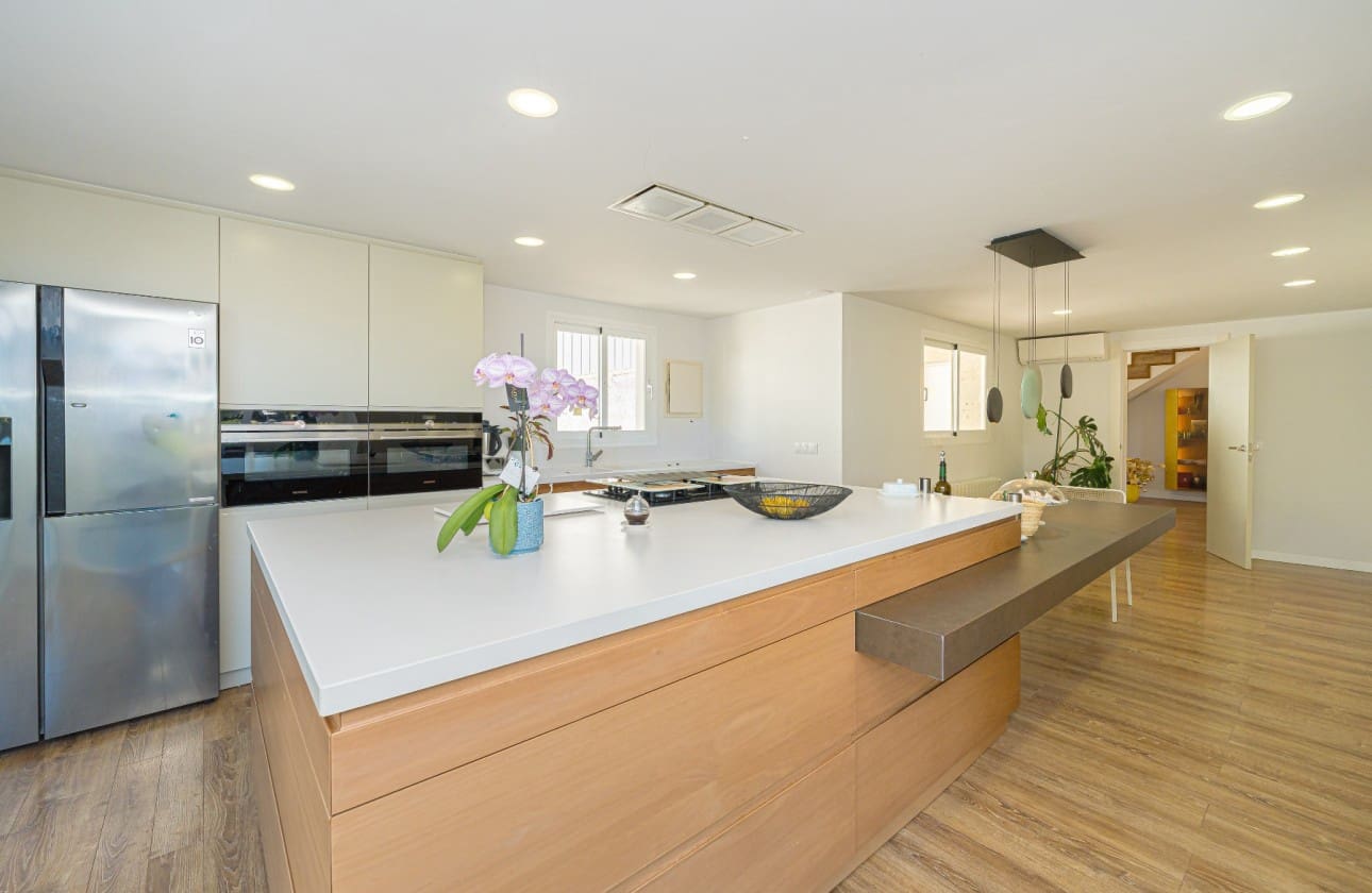 3 bedroom Villa for sale in Altea with pool - € 950,000 (Ref: 9570347)