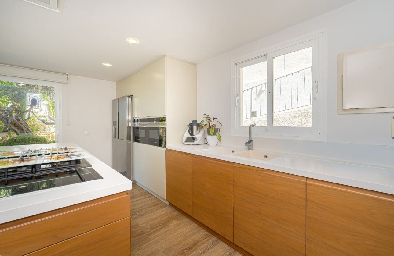 3 bedroom Villa for sale in Altea with pool - € 950,000 (Ref: 9570347)