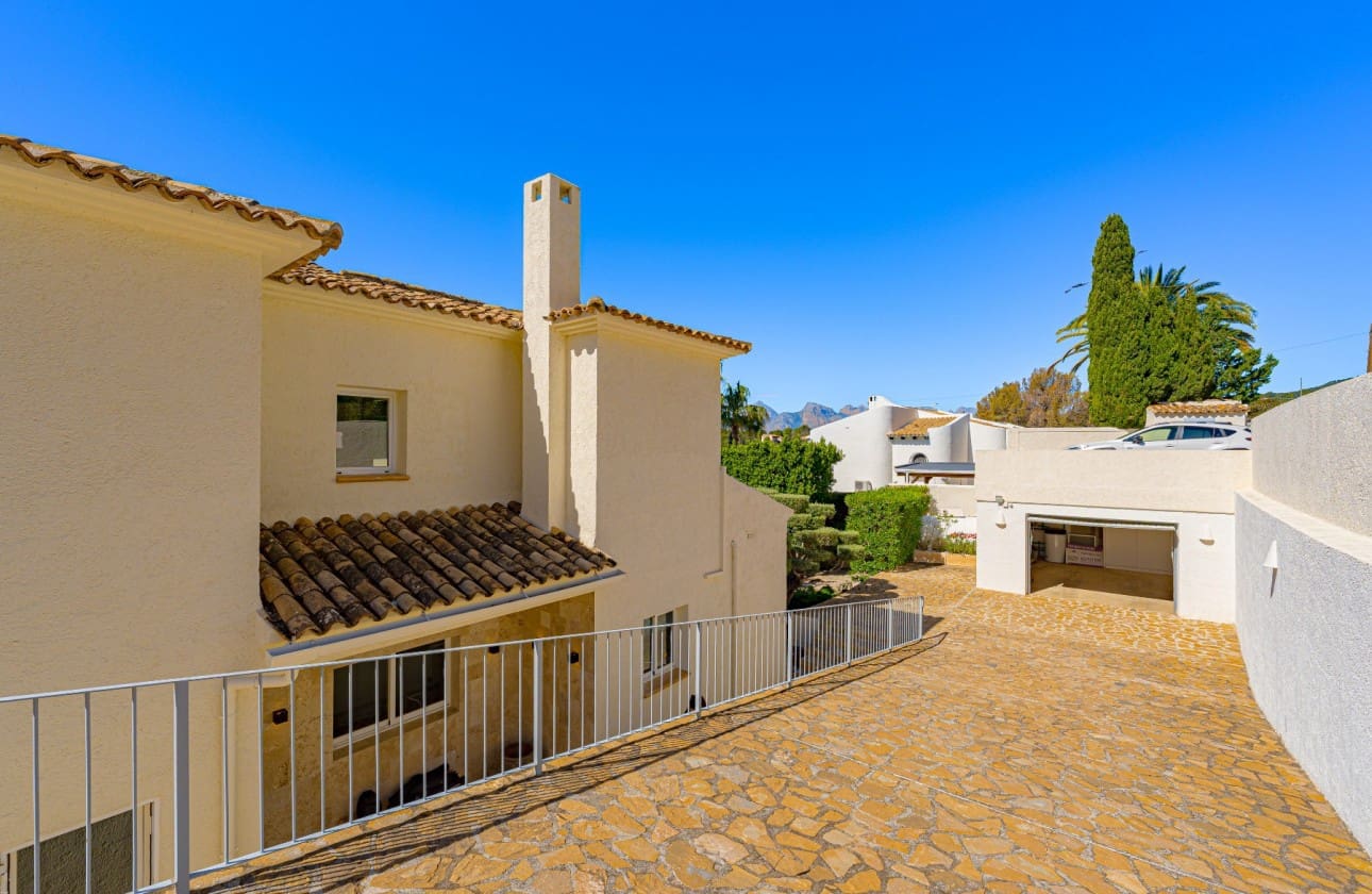 3 bedroom Villa for sale in Altea with pool - € 950,000 (Ref: 9570347)