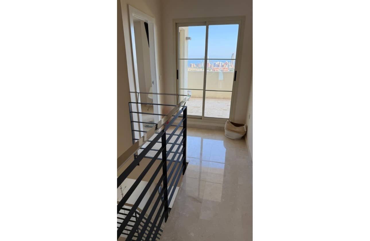 3 Zimmer Penthouse zu verkaufen in Finestrat mit Pool Garage - 450.000 € (Ref: 9747484)