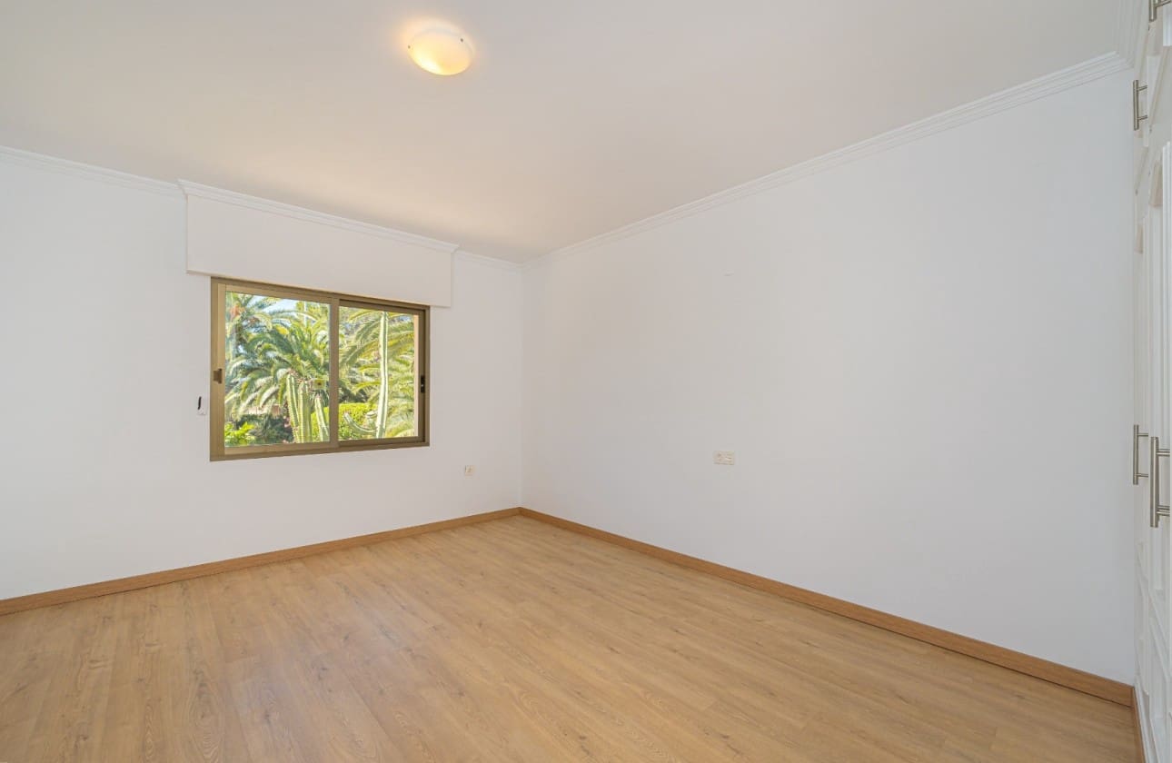 7 bedroom Villa for sale in Alfaz del Pi / L'Alfas del Pi with pool garage - € 1,049,900 (Ref: 9821840)