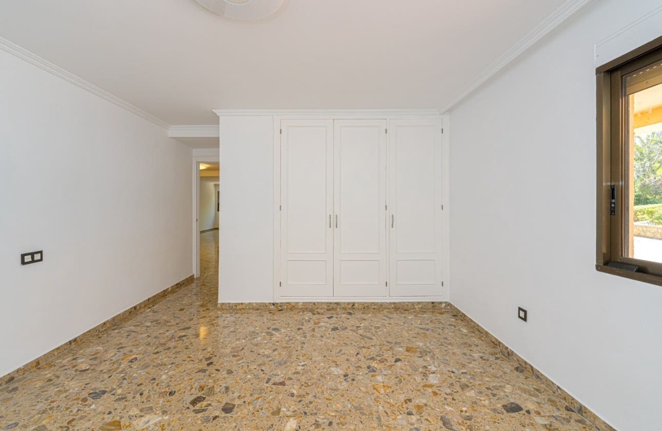 7 bedroom Villa for sale in Alfaz del Pi / L'Alfas del Pi with pool garage - € 1,049,900 (Ref: 9821840)