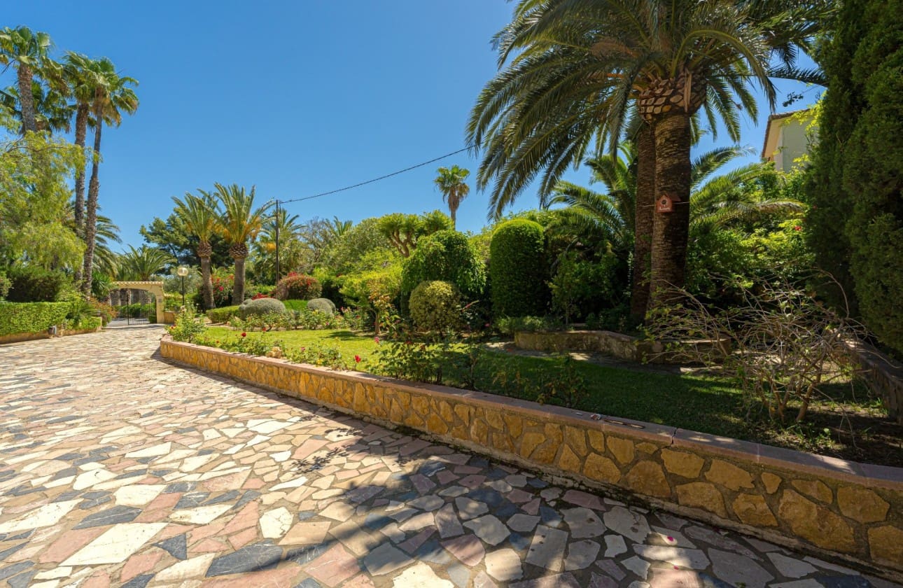 7 bedroom Villa for sale in Alfaz del Pi / L'Alfas del Pi with pool garage - € 1,049,900 (Ref: 9821840)
