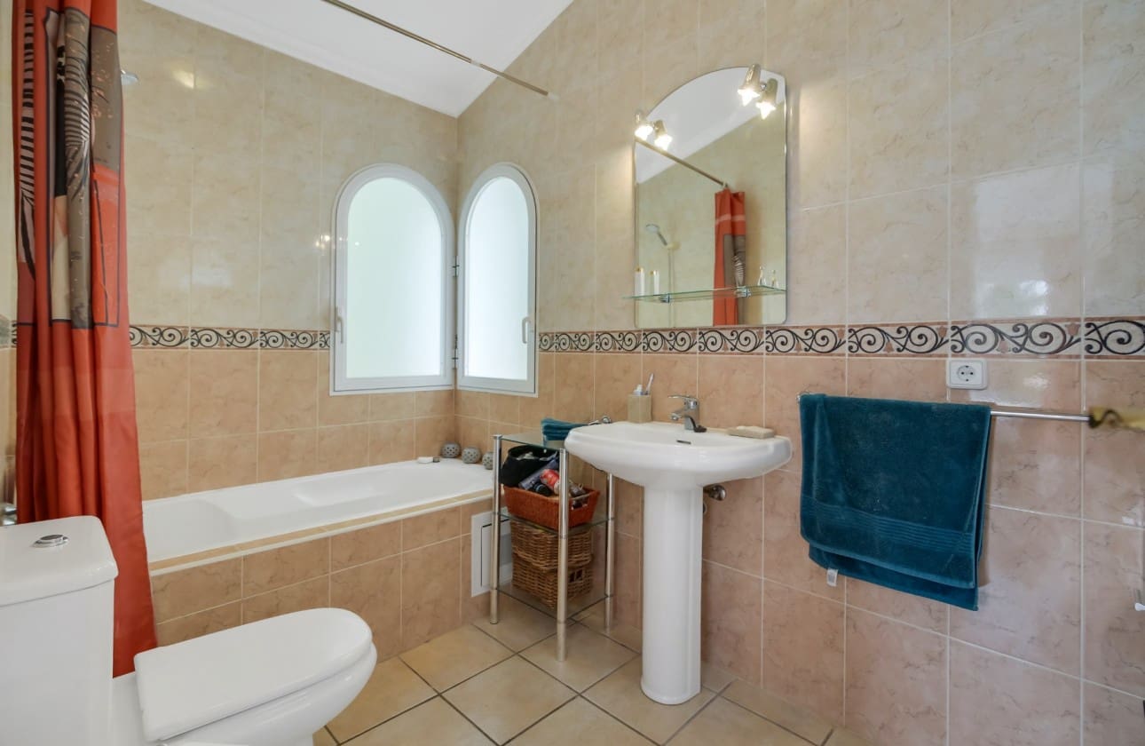 3 sypialnia Willa na sprzedaż w Altea z basenem garażem - 620 000 € (Ref: 9895642)