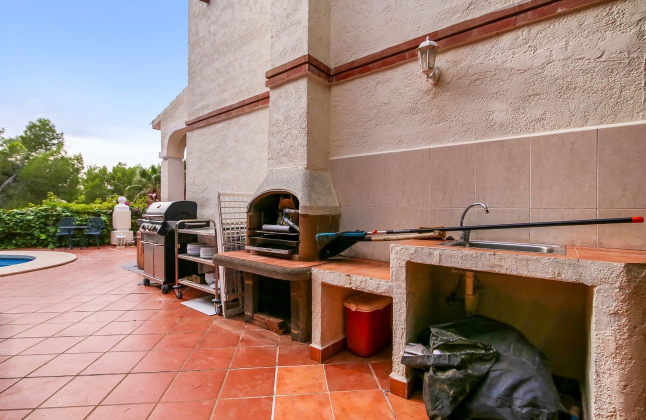 3 sypialnia Willa na sprzedaż w Altea z basenem garażem - 620 000 € (Ref: 9895642)