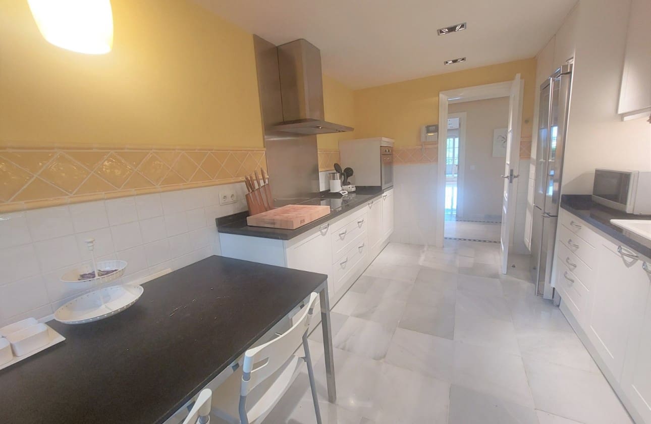 Apartamento de 3 habitaciones en Altea en venta con piscina garaje - 690.000 € (Ref: 9999480)