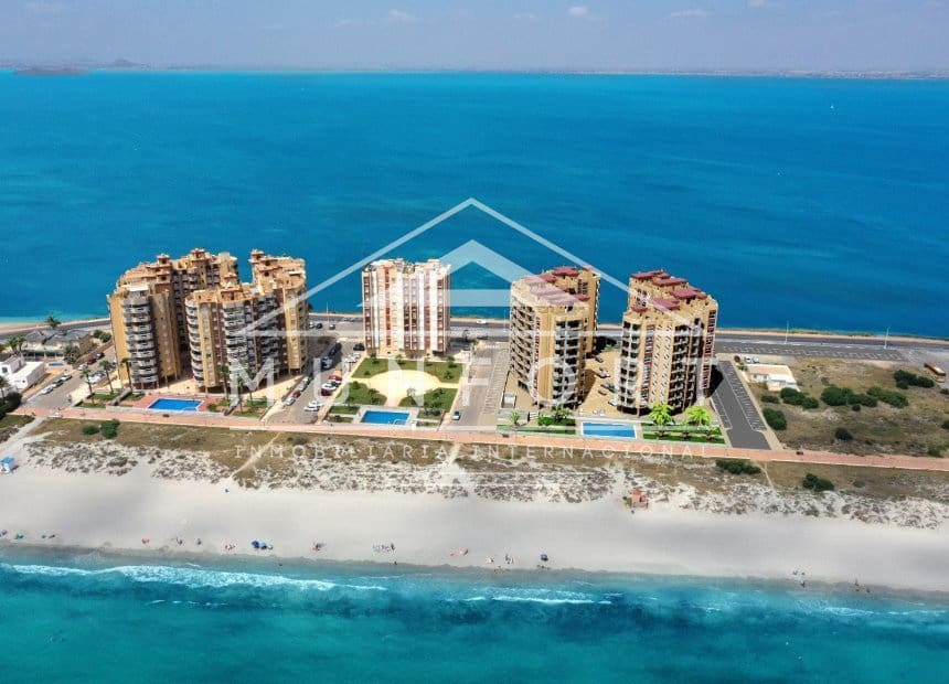 Apartamento de 3 habitaciones en La Manga del Mar Menor en venta con piscina - 385.000 € (Ref: 10029611)