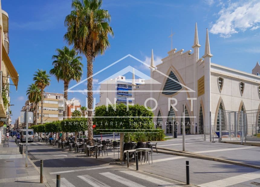 3 Zimmer Haus zu verkaufen in Torrevieja mit Garage - 215.000 € (Ref: 10041895)