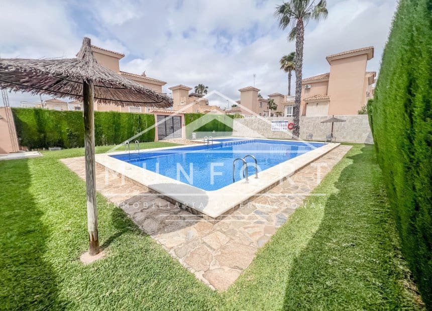 3 Zimmer Villa zu verkaufen in Orihuela Costa mit Pool Garage - 319.900 € (Ref: 10044113)