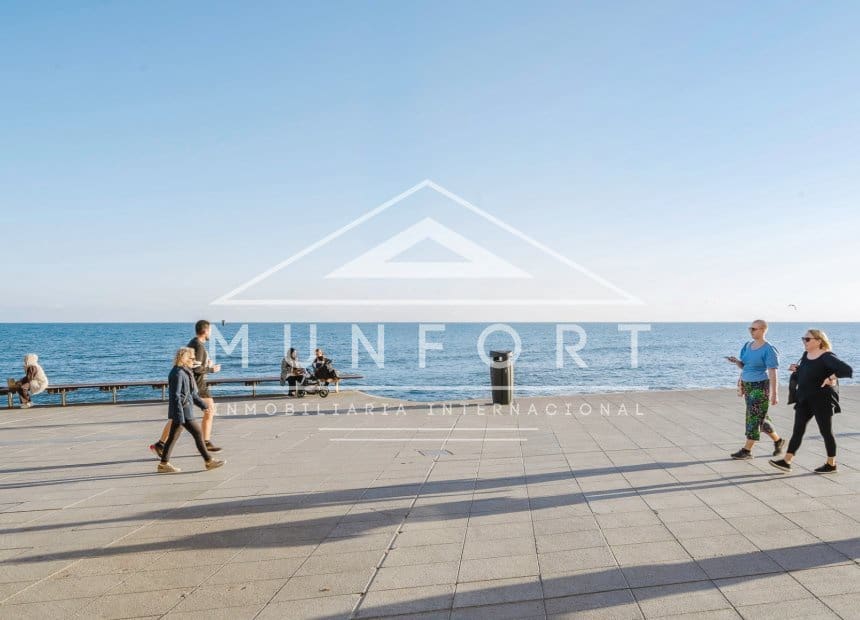 3 makuuhuone Kattohuoneisto myytävänä paikassa Torrevieja mukana uima-altaan - 219 000 € (Ref: 10045776)