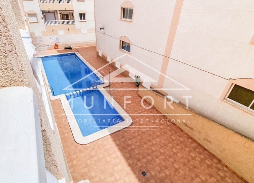 3 makuuhuone Kattohuoneisto myytävänä paikassa Torrevieja mukana uima-altaan - 219 000 € (Ref: 10045776)