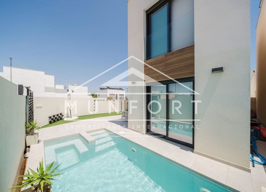 4 bedroom Villa for sale in Benijofar with pool - € 480,000 (Ref: 10046226)