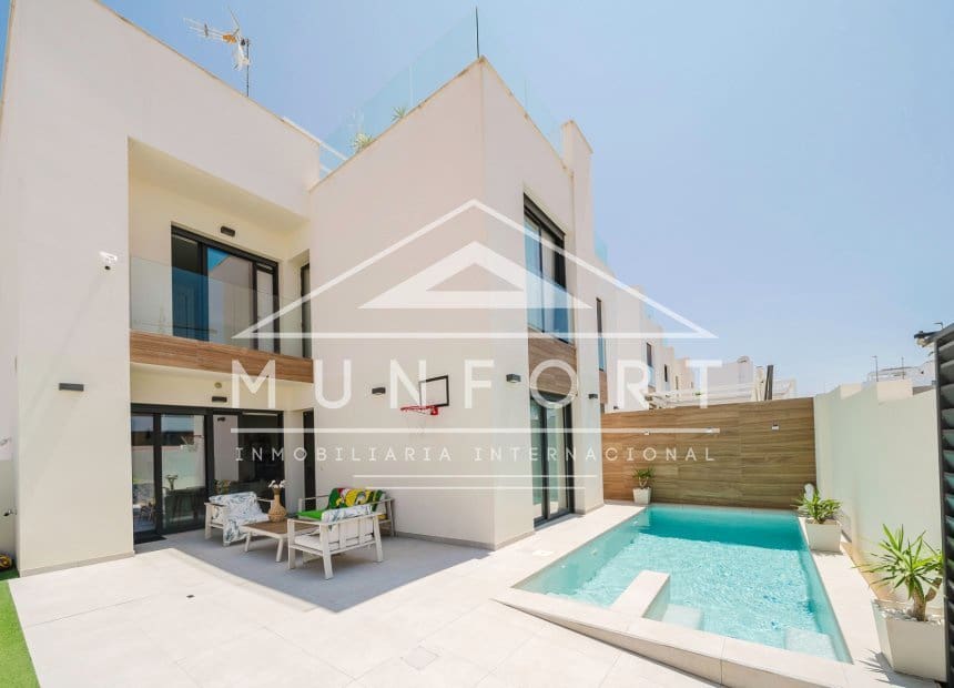 4 bedroom Villa for sale in Benijofar with pool - € 480,000 (Ref: 10046226)