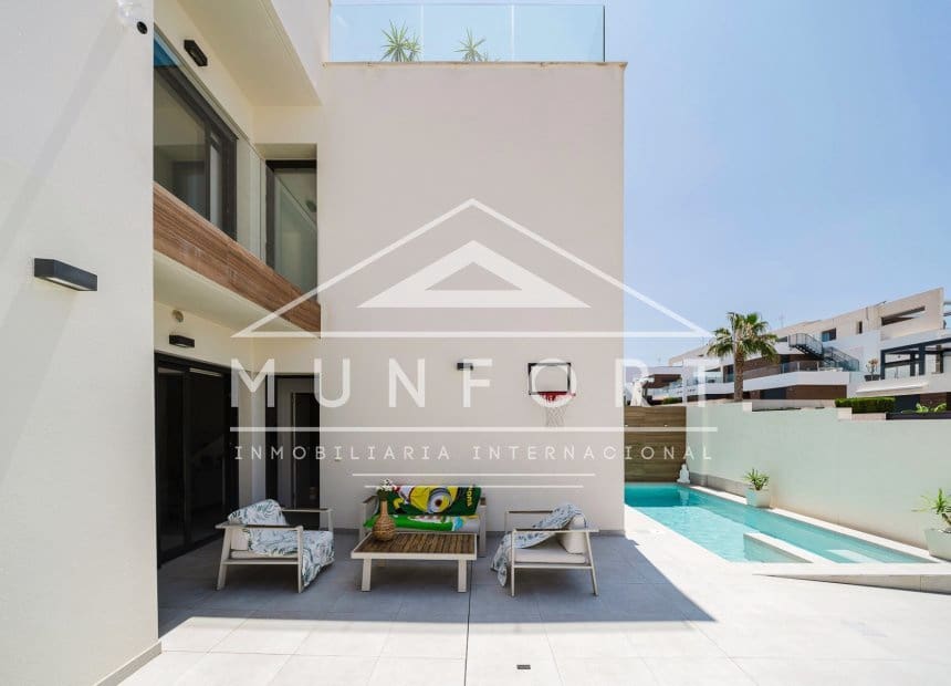 4 bedroom Villa for sale in Benijofar with pool - € 480,000 (Ref: 10046226)