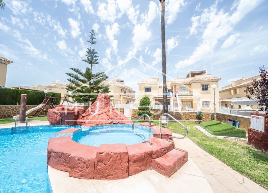 2 soveværelse Bungalow til salg i Los Dolses med swimmingpool - € 219.000 (Ref: 10060659)