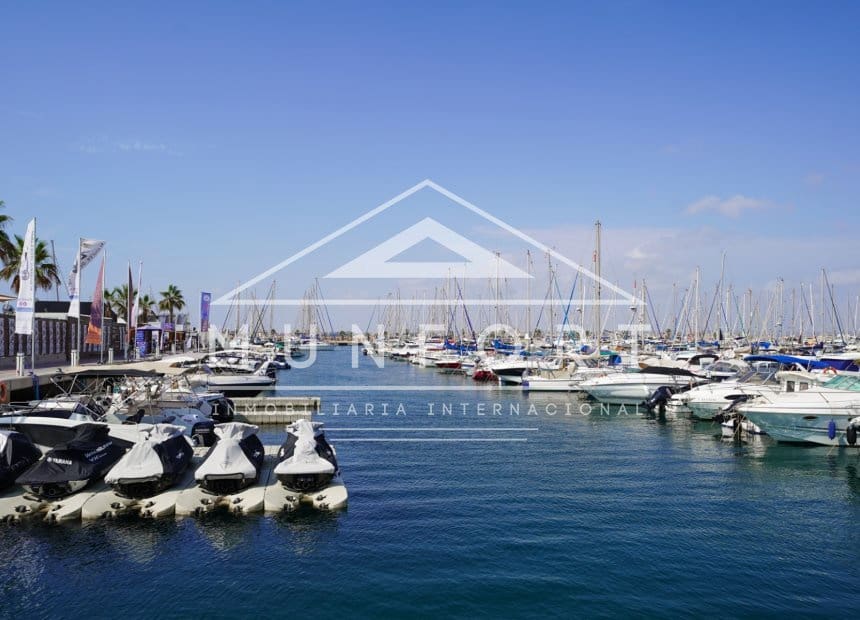 5 bedroom Apartment for sale in Torrevieja - € 250,000 (Ref: 10072878)