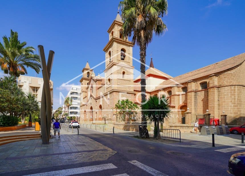3 bedroom Villa for sale in Torrevieja with pool - € 550,000 (Ref: 10079035)