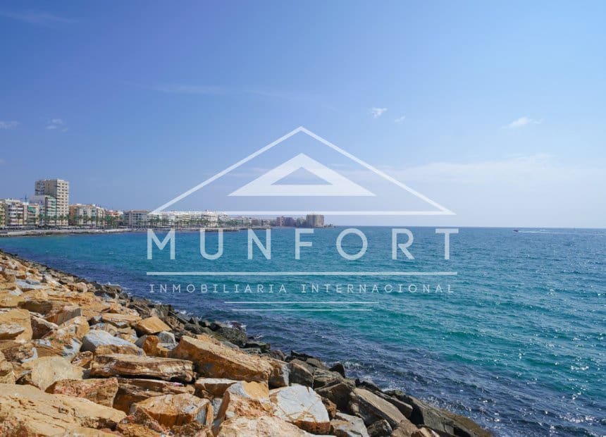 3 bedroom Villa for sale in Torrevieja with pool - € 550,000 (Ref: 10079035)