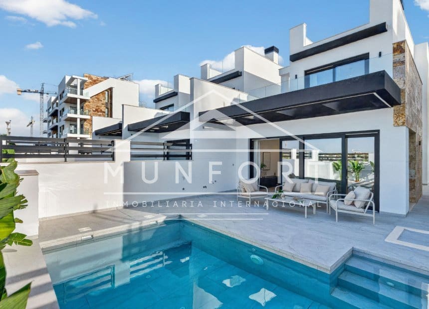 3 bedroom Villa for sale in Torrevieja with pool - € 550,000 (Ref: 10079035)