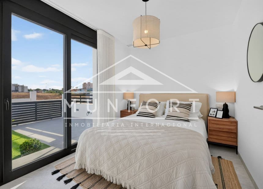 3 bedroom Villa for sale in Torrevieja with pool - € 550,000 (Ref: 10079035)