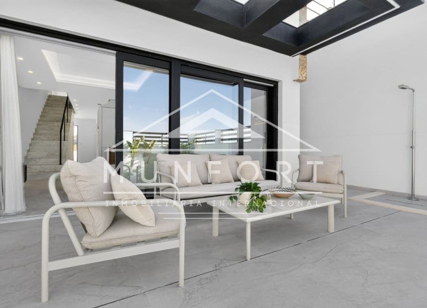 3 bedroom Villa for sale in Torrevieja with pool - € 550,000 (Ref: 10079035)
