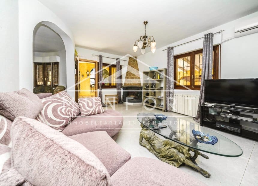 6 soveværelse Villa til salg i Villamartin med swimmingpool - € 449.900 (Ref: 10093732)