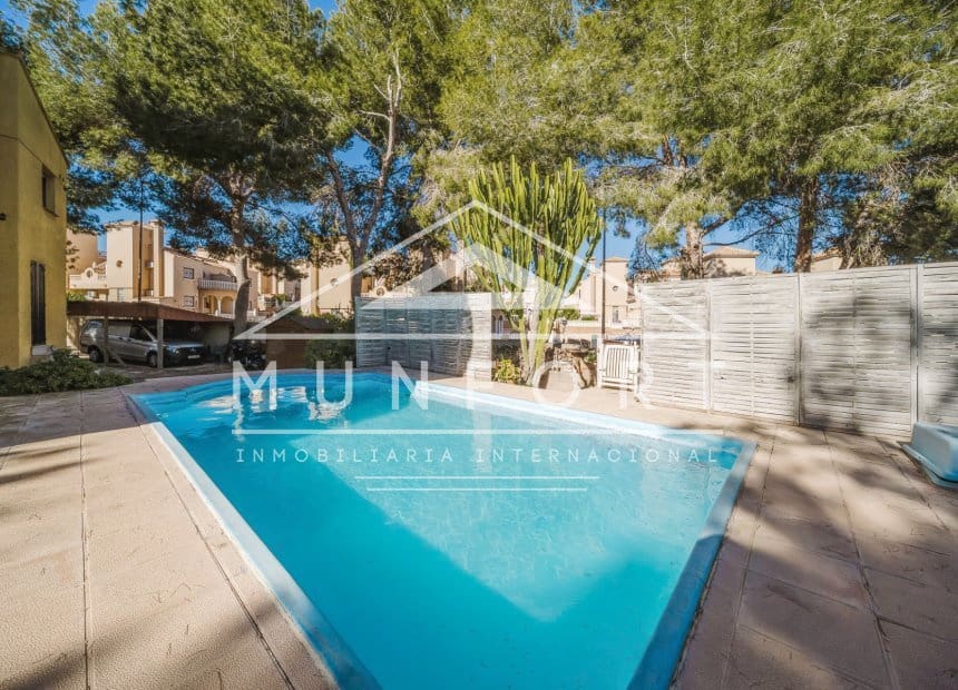 6 soveværelse Villa til salg i Villamartin med swimmingpool - € 449.900 (Ref: 10093732)