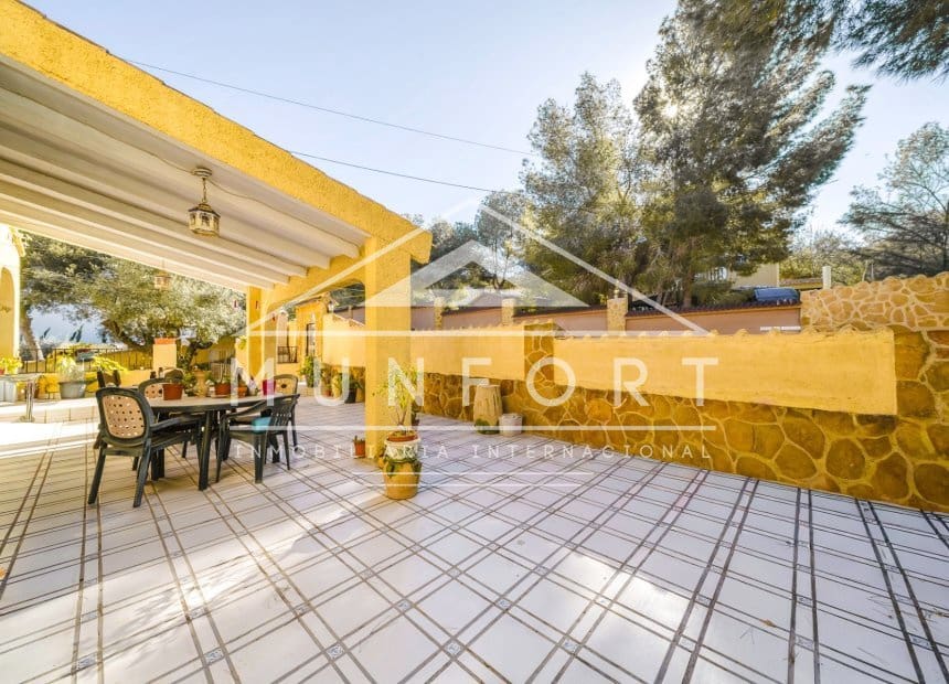 6 soveværelse Villa til salg i Villamartin med swimmingpool - € 449.900 (Ref: 10093732)