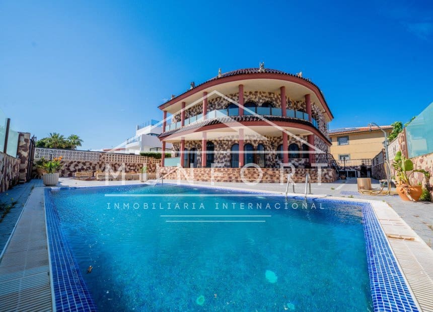 4 soveværelse Villa til salg i La Zenia med swimmingpool garage - € 1.199.000 (Ref: 10093741)