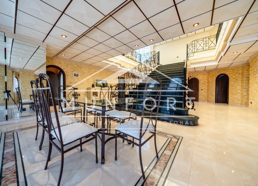 4 soveværelse Villa til salg i La Zenia med swimmingpool garage - € 1.199.000 (Ref: 10093741)