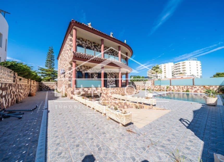 4 soveværelse Villa til salg i La Zenia med swimmingpool garage - € 1.199.000 (Ref: 10093741)