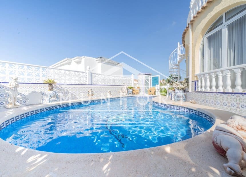 4 soveværelse Villa til salg i Villamartin med swimmingpool garage - € 399.000 (Ref: 10093743)
