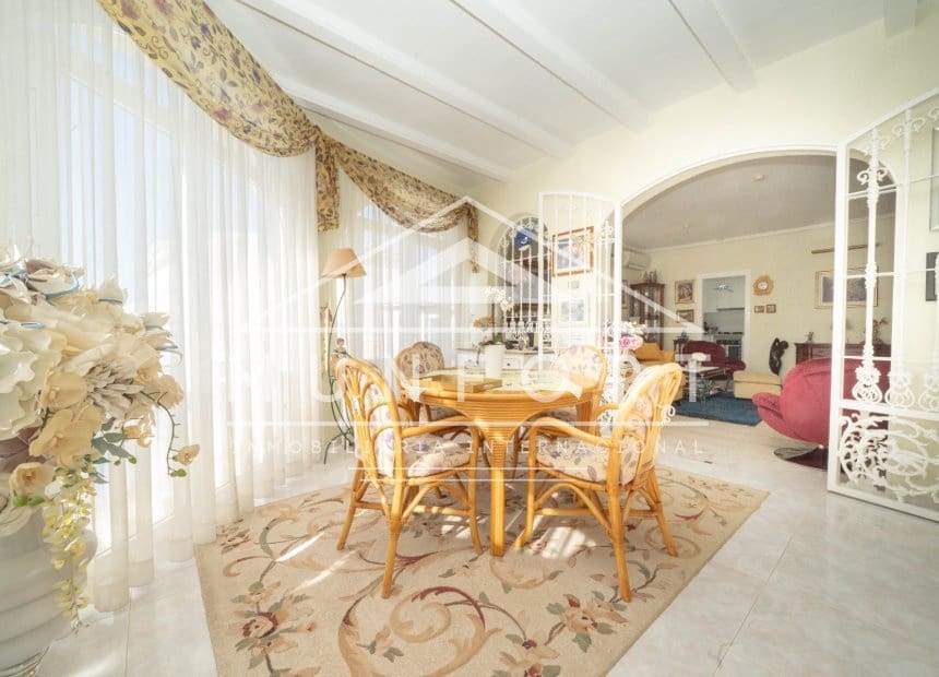 4 soveværelse Villa til salg i Villamartin med swimmingpool garage - € 399.000 (Ref: 10093743)