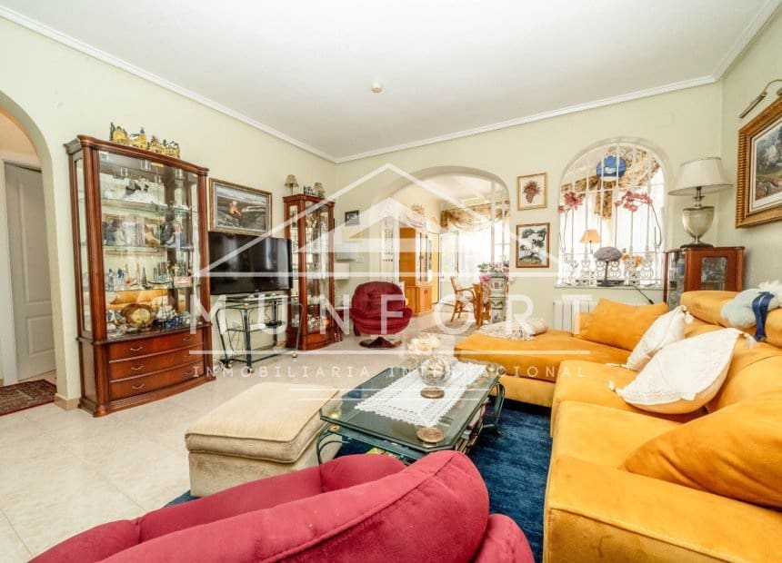 4 soveværelse Villa til salg i Villamartin med swimmingpool garage - € 399.000 (Ref: 10093743)