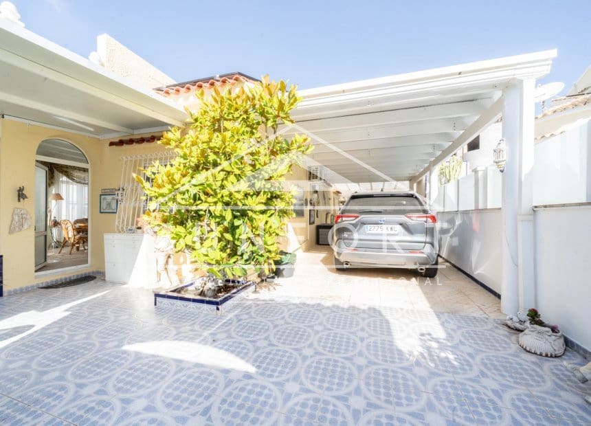 4 soveværelse Villa til salg i Villamartin med swimmingpool garage - € 399.000 (Ref: 10093743)