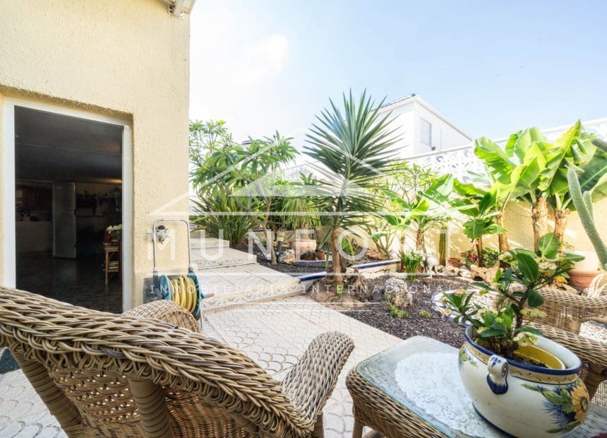 4 soveværelse Villa til salg i Villamartin med swimmingpool garage - € 399.000 (Ref: 10093743)