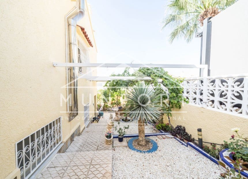 4 soveværelse Villa til salg i Villamartin med swimmingpool garage - € 399.000 (Ref: 10093743)