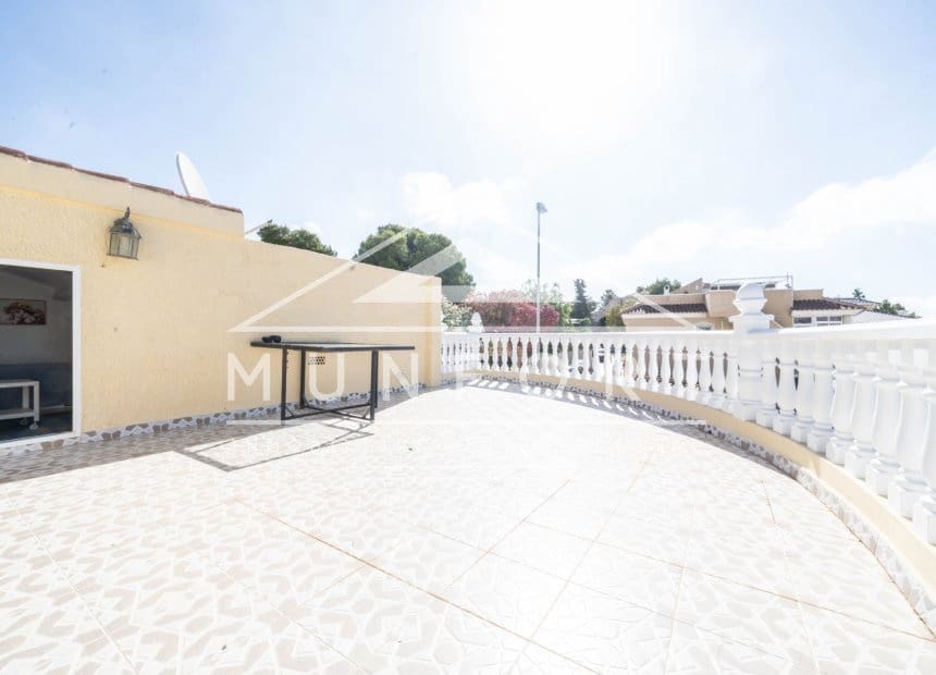 4 soveværelse Villa til salg i Villamartin med swimmingpool garage - € 399.000 (Ref: 10093743)
