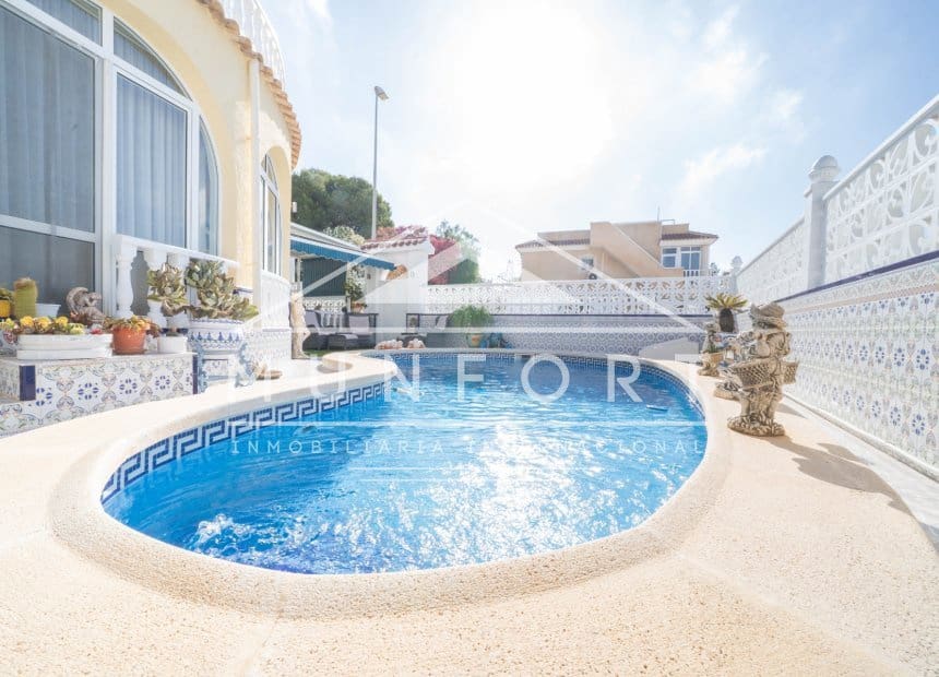 4 soveværelse Villa til salg i Villamartin med swimmingpool garage - € 399.000 (Ref: 10093743)