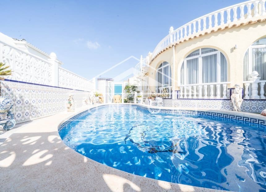 4 soveværelse Villa til salg i Villamartin med swimmingpool garage - € 399.000 (Ref: 10093743)