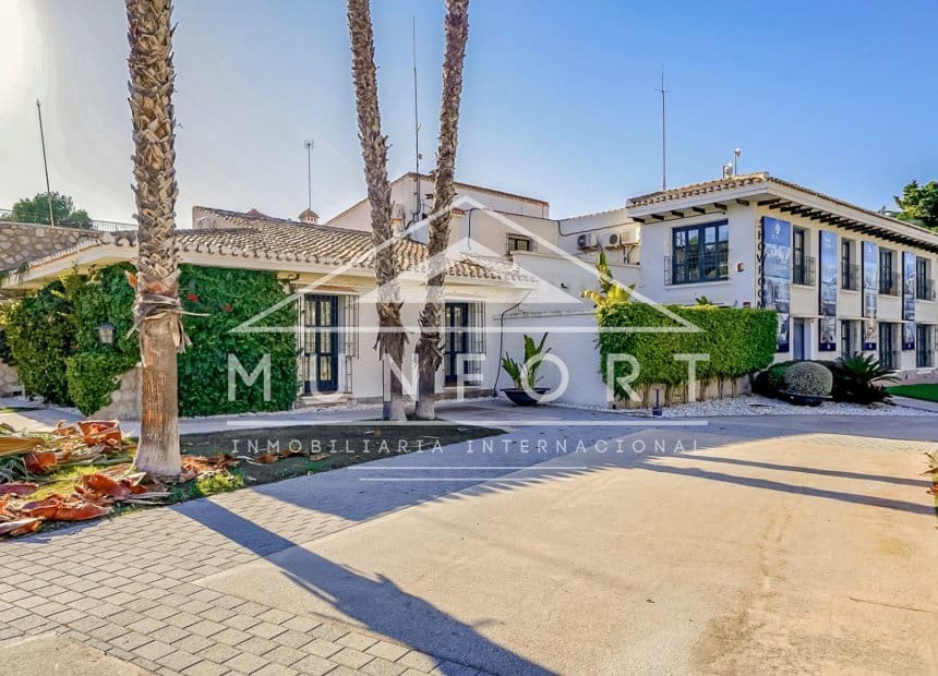 4 soveværelse Villa til salg i Villamartin med swimmingpool garage - € 399.000 (Ref: 10093743)