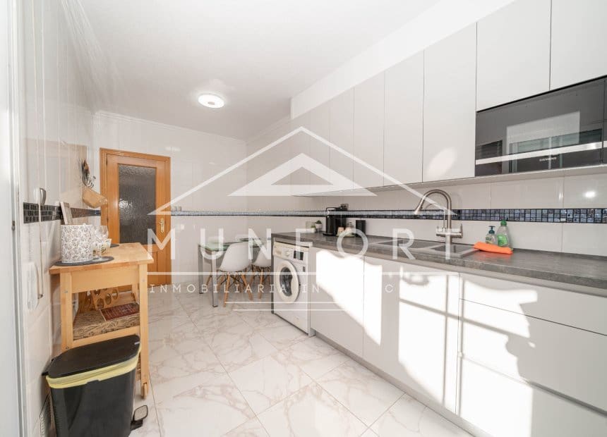 8 soveværelse Rækkehus til salg i Los Cuarteros med garage - € 359.000 (Ref: 10095046)