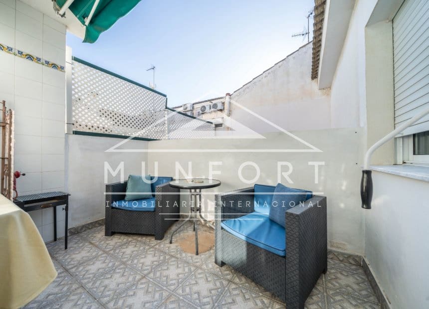 8 soveværelse Rækkehus til salg i Los Cuarteros med garage - € 359.000 (Ref: 10095046)