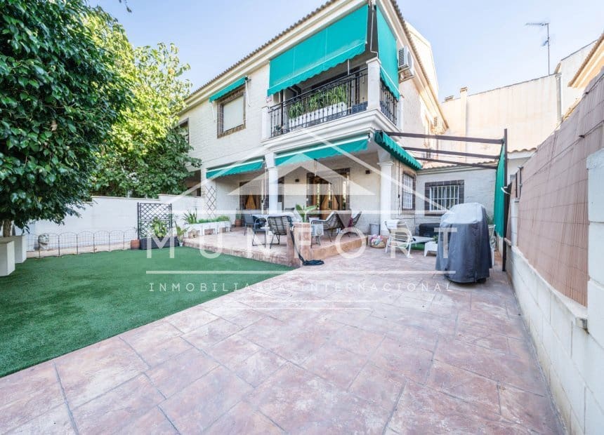 8 soveværelse Rækkehus til salg i Los Cuarteros med garage - € 359.000 (Ref: 10095046)