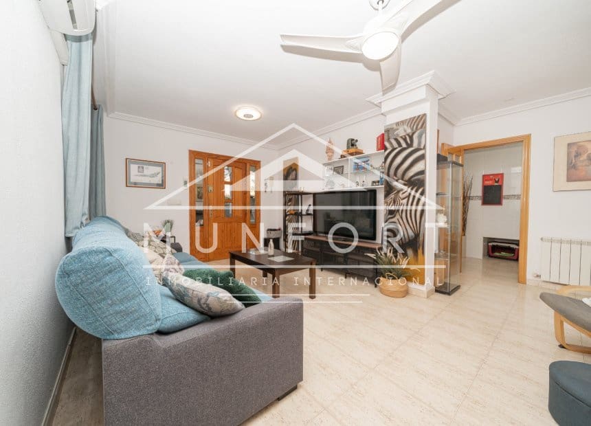 8 soveværelse Rækkehus til salg i Los Cuarteros med garage - € 359.000 (Ref: 10095046)